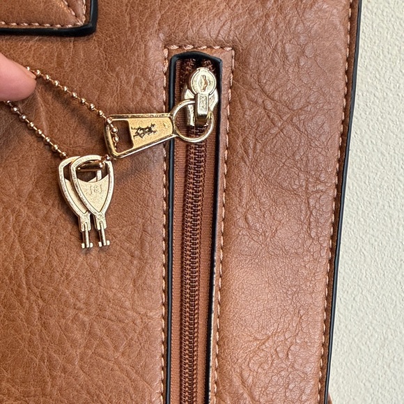 NWT Jessie James Kate Concealed Carry Lock and Key Satchel with Coin Pouch - Picture 3 of 16